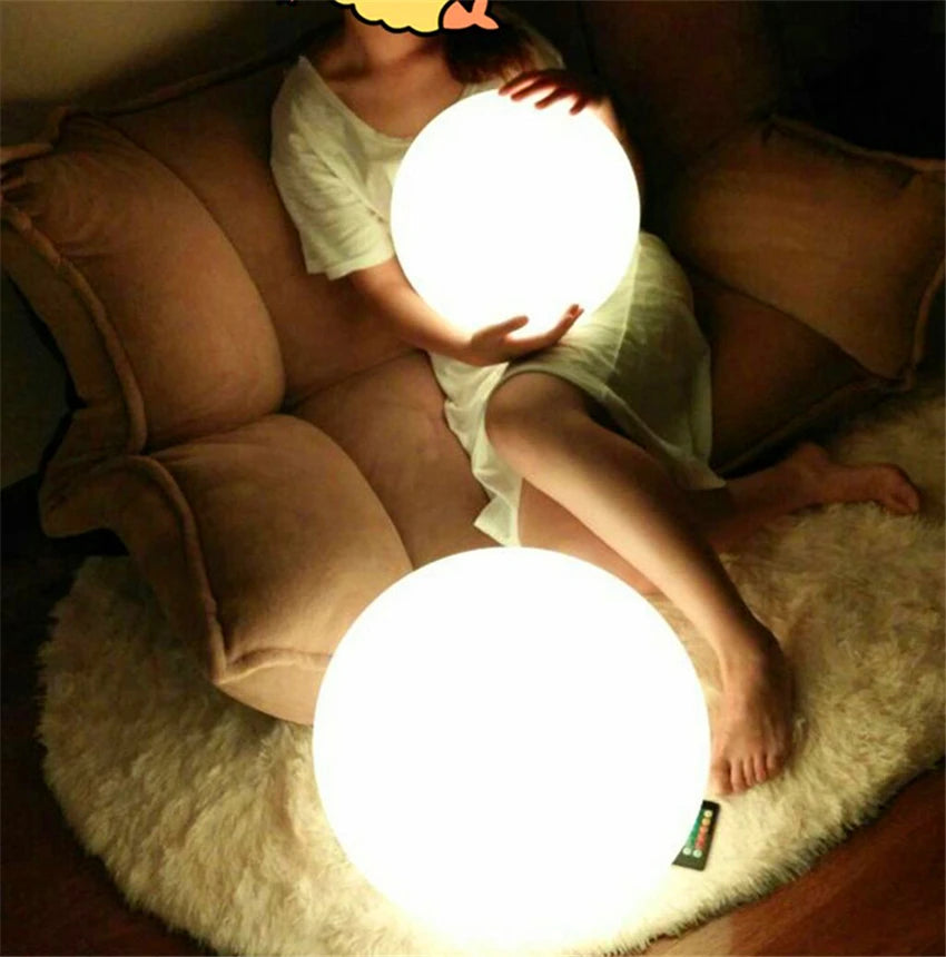 Lámpara de pie LED moderna con forma de bola
